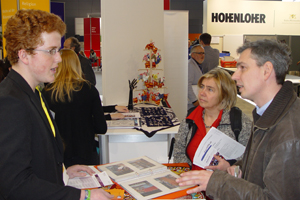 Daniel vom AJANTHA Messeteam im Kundengespräch.